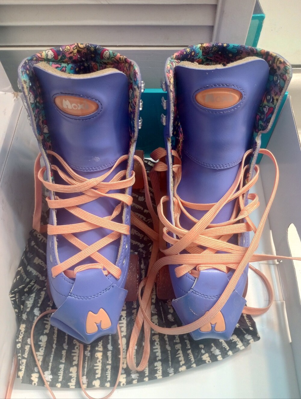 Moxi Beach Bunny Roller Skates Periwinkle Sunset With Box, Keychain & Skate Key